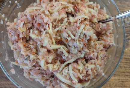 Фото шага рецепта Куриные котлеты с сыром специями и гарниром из цветной капусты 175479 шаг 7