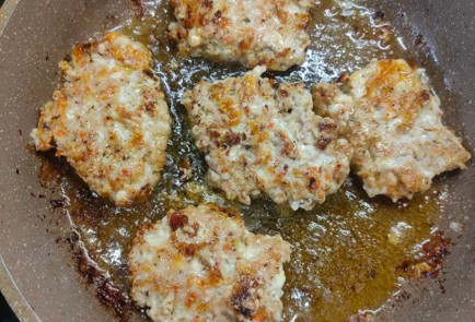 Фото шага рецепта Куриные котлеты с сыром специями и гарниром из цветной капусты 175479 шаг 9