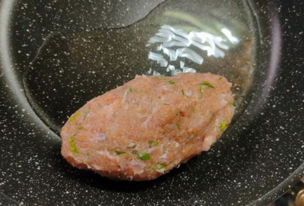 Фото шага рецепта Куриные котлеты с яйцом и сыром 191354 шаг 13