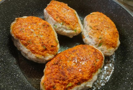 Фото шага рецепта Куриные котлеты с яйцом и сыром 191354 шаг 14