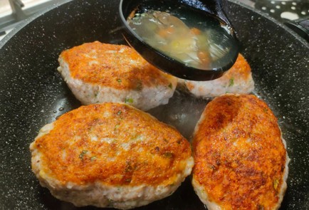 Фото шага рецепта Куриные котлеты с яйцом и сыром 191354 шаг 15