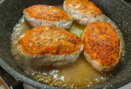 Фото шага рецепта Куриные котлеты с яйцом и сыром 191354 шаг 16