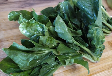 Фото шага рецепта Куриные котлеты со шпинатом 189239 шаг 2  