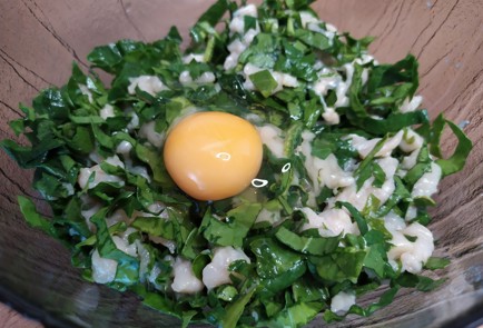 Фото шага рецепта Куриные котлеты со шпинатом 189239 шаг 5  