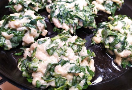 Фото шага рецепта Куриные котлеты со шпинатом 189239 шаг 8  