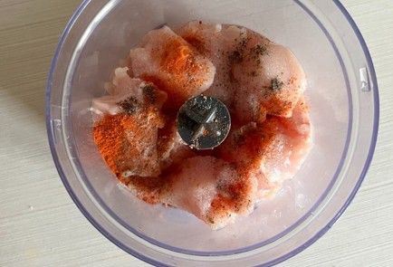 Фото шага рецепта Куриные котлеты в аэрогриле 176354 шаг 2  