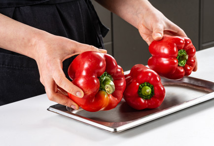 Фото шага рецепта Куриные котлеты в духовке с перечным соусом 191373 шаг 2  