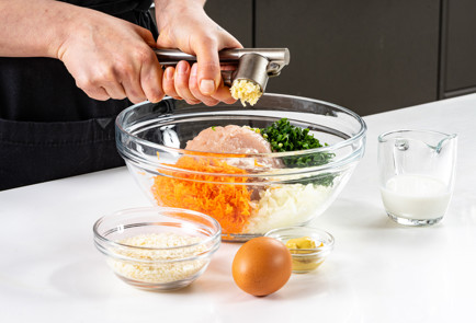 Фото шага рецепта Куриные котлеты в духовке с перечным соусом 191373 шаг 4  