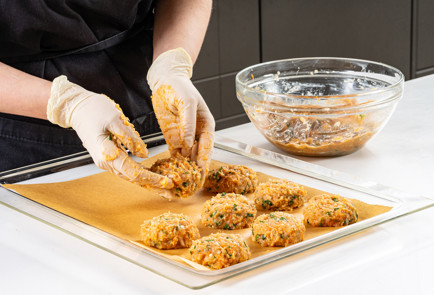 Фото шага рецепта Куриные котлеты в духовке с перечным соусом 191373 шаг 6  