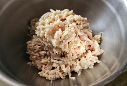 Фото шага рецепта Куриные котлеты в духовке 175645 шаг 1  