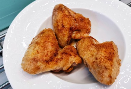 Фото шага рецепта Куриные крылышки на сковороде 188653 шаг 10