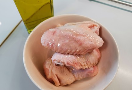 Фото шага рецепта Куриные крылышки на сковороде 188653 шаг 2