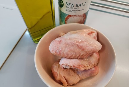 Фото шага рецепта Куриные крылышки на сковороде 188653 шаг 3