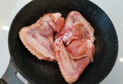 Фото шага рецепта Куриные крылышки на сковороде 188653 шаг 4