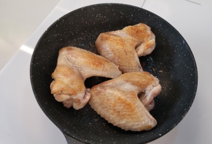Фото шага рецепта Куриные крылышки на сковороде 188653 шаг 5