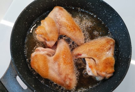 Фото шага рецепта Куриные крылышки на сковороде 188653 шаг 6