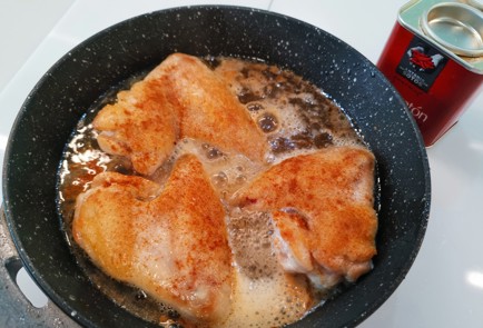 Фото шага рецепта Куриные крылышки на сковороде 188653 шаг 7