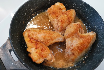 Фото шага рецепта Куриные крылышки на сковороде 188653 шаг 9