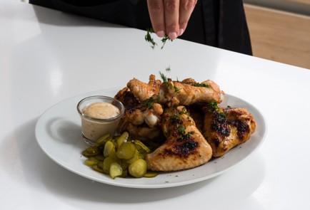 Фото шага рецепта Куриные крылышки с огуречным рассолом 152607 шаг 11  