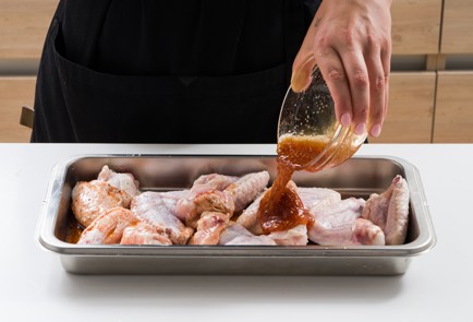 Фото шага рецепта Куриные крылышки с огуречным рассолом 152607 шаг 7  