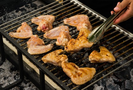 Фото шага рецепта Куриные крылышки с огуречным рассолом 152607 шаг 9  