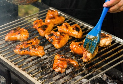 Фото шага рецепта Куриные крылышки в соусе Кровавая Мэри 152606 шаг 9  