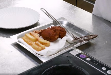 Фото шага рецепта Куриные крылышки в стиле кордонблю с хрустящей картошкой 174726 шаг 14  