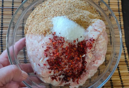 Фото шага рецепта Куриные купаты с луком 174277 шаг 3  