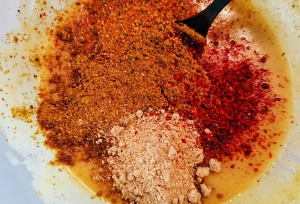 Фото шага рецепта Куриные ножки карри на солевой подложке 152511 шаг 3  