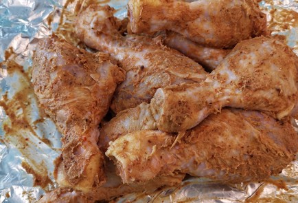 Фото шага рецепта Куриные ножки карри на солевой подложке 152511 шаг 4  