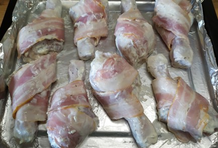 Фото шага рецепта Куриные ножки запеченные в беконе 189428 шаг 7