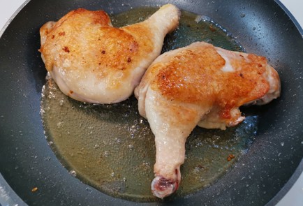 Фото шага рецепта Куриные окорочки на сковороде 187276 шаг 10  