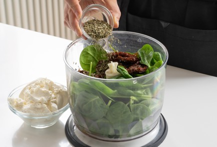 Фото шага рецепта Куриные рулетики с моцареллой шпинатом и вялеными помидорами 140335 шаг 2  