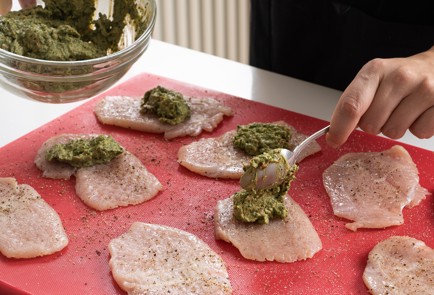 Фото шага рецепта Куриные рулетики с моцареллой шпинатом и вялеными помидорами 140335 шаг 5  