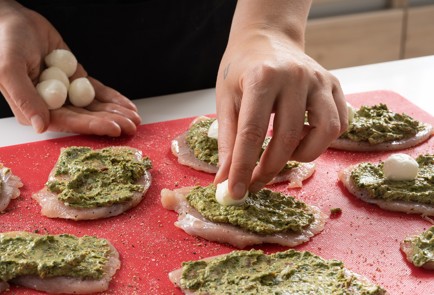 Фото шага рецепта Куриные рулетики с моцареллой шпинатом и вялеными помидорами 140335 шаг 6  