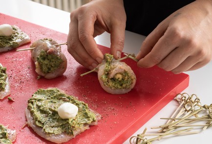 Фото шага рецепта Куриные рулетики с моцареллой шпинатом и вялеными помидорами 140335 шаг 7  