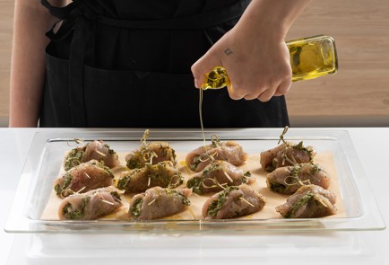 Фото шага рецепта Куриные рулетики с моцареллой шпинатом и вялеными помидорами 140335 шаг 8  