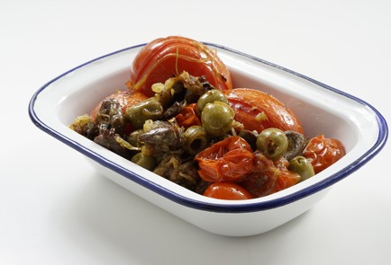 Фото шага рецепта Куриные сердечки на сковороде с запеченными томатами 152829 шаг 10