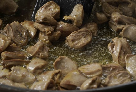 Фото шага рецепта Куриные сердечки на сковороде с запеченными томатами 152829 шаг 5