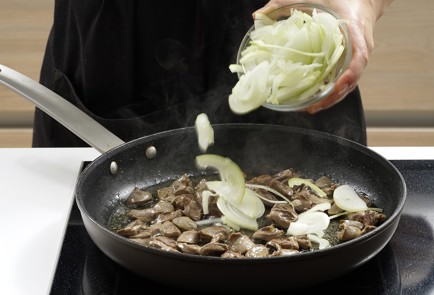 Фото шага рецепта Куриные сердечки на сковороде с запеченными томатами 152829 шаг 6