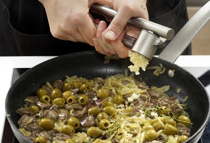 Фото шага рецепта Куриные сердечки на сковороде с запеченными томатами 152829 шаг 8