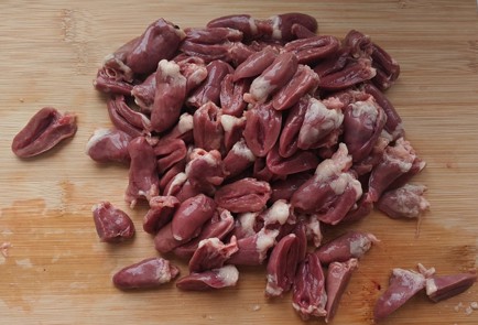 Фото шага рецепта Куриные сердечки с шампиньонами и шпинатом 176170 шаг 1  