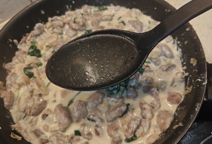 Фото шага рецепта Куриные сердечки с шампиньонами и шпинатом 176170 шаг 10  