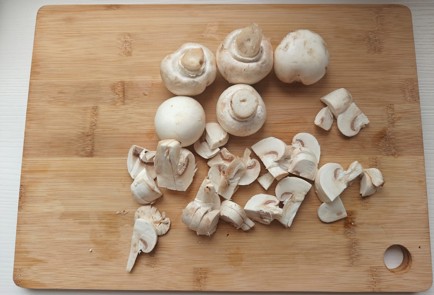 Фото шага рецепта Куриные сердечки с шампиньонами и шпинатом 176170 шаг 3  