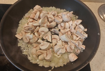 Фото шага рецепта Куриные сердечки с шампиньонами и шпинатом 176170 шаг 6  