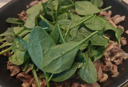 Фото шага рецепта Куриные сердечки с шампиньонами и шпинатом 176170 шаг 7  