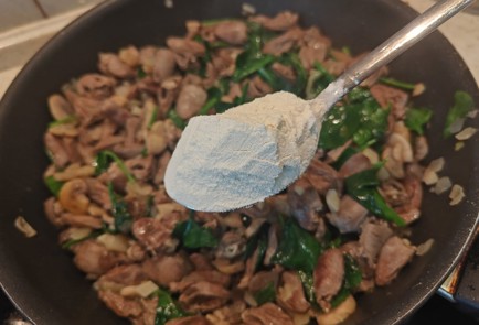 Фото шага рецепта Куриные сердечки с шампиньонами и шпинатом 176170 шаг 8  