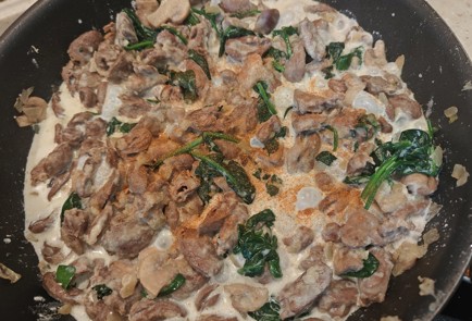 Фото шага рецепта Куриные сердечки с шампиньонами и шпинатом 176170 шаг 9  