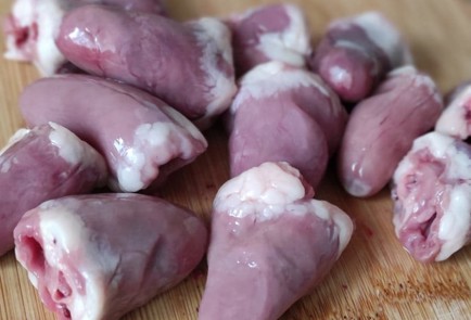 Фото шага рецепта Куриные сердечки со шпинатом в сливочном соусе 173452 шаг 1  