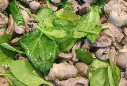 Фото шага рецепта Куриные сердечки со шпинатом в сливочном соусе 173452 шаг 10  